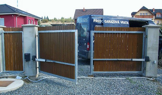 Pojezdové brány: Moderní a praktické řešení pro váš pozemek () Pojezdové brány: Moderní a praktické řešení pro váš pozemek